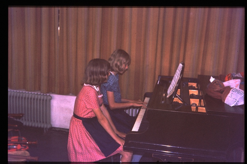 24.Delft jun 1975 Brigitte,Marion.JPG